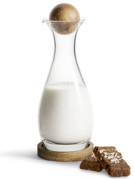 Молочник на дубовой подставке Nature, 300 мл Sagaform, цвет белый, коричневый