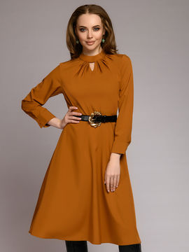 Платье карамельного цвета длины миди с длинными рукавами и поясом